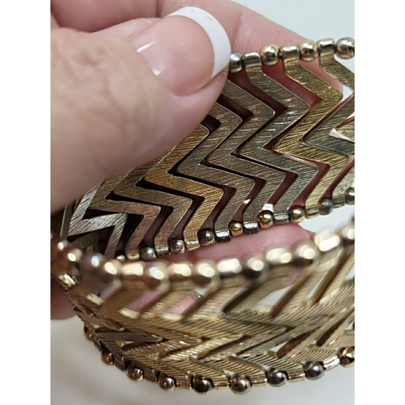 Vintage Chevron Stretch Bracelet - Picture 6 of 6